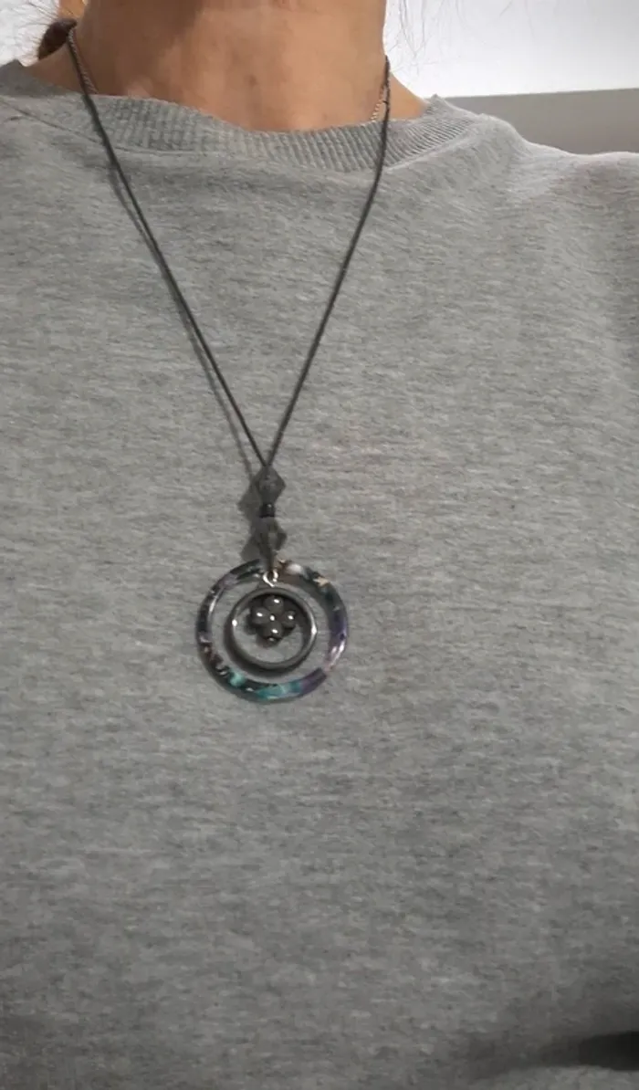Collier breloques sur cordelette