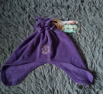 Bonnet avec pompons violet