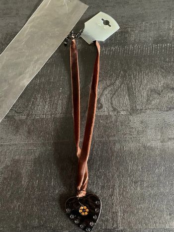 Collier cœur marron.