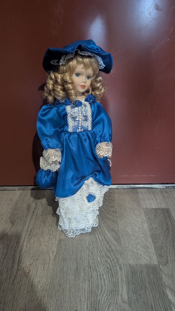 Poupée en porcelaine