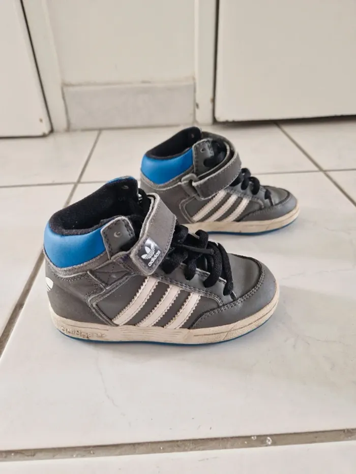 Baskets Adidas enfant taille 24