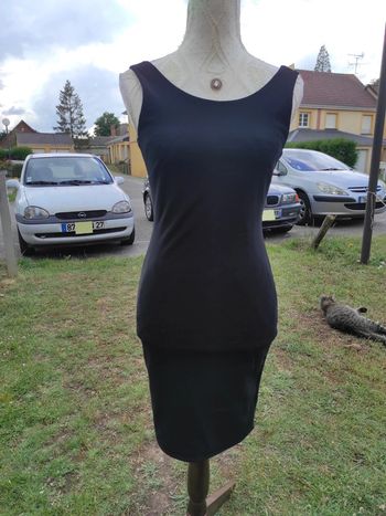 Robe noir taille 34 joli dos noeud