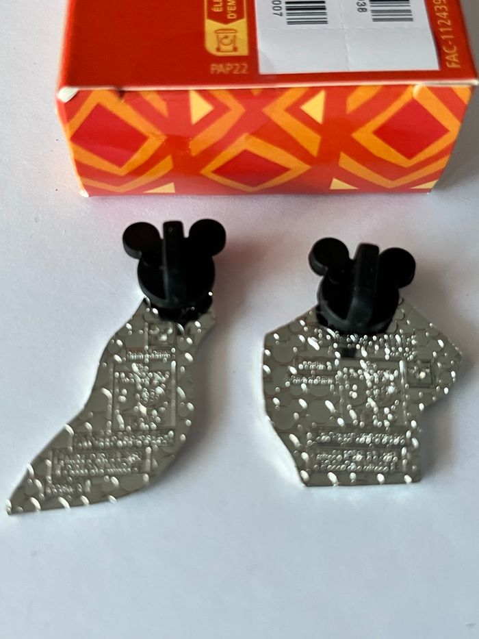 Lot 2 pin’s mystère Simba et Timon le roi lion - photo numéro 3