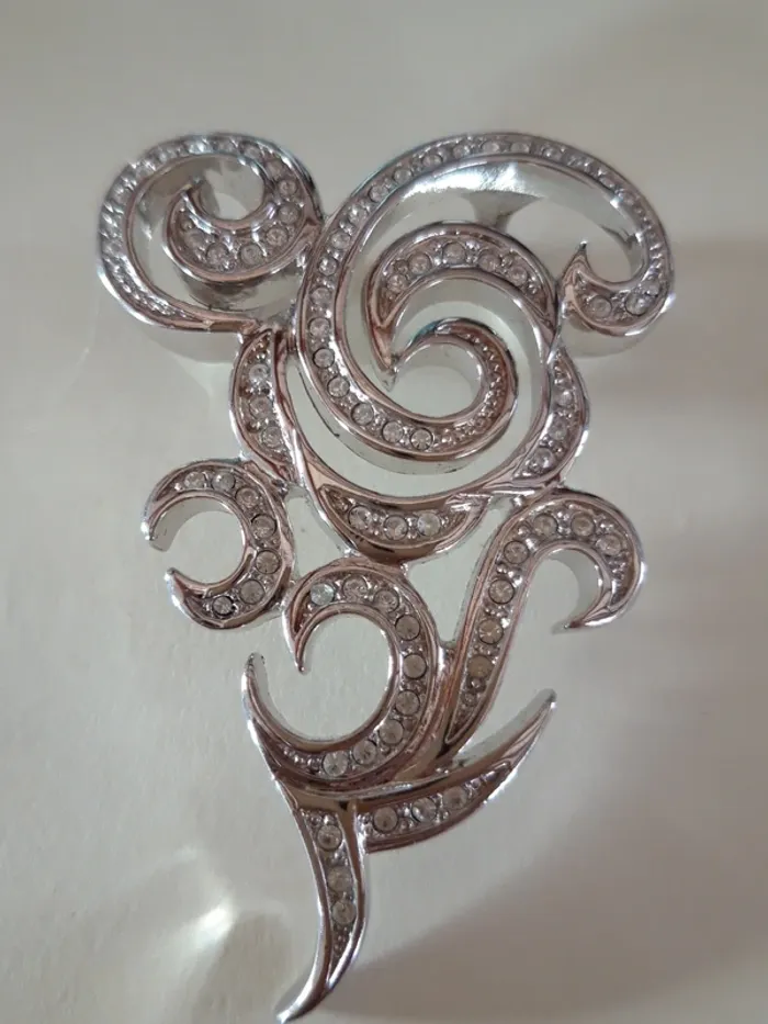 Joli pendentif argenté avec strass - photo numéro 3