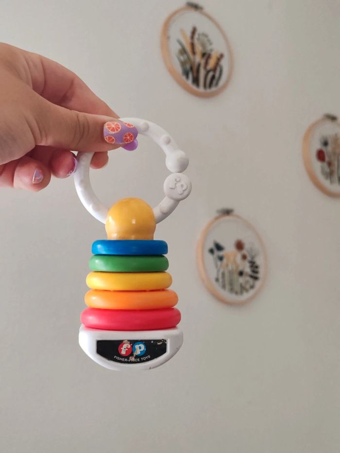 Hochet Fisher Price en forme de tour à anneaux