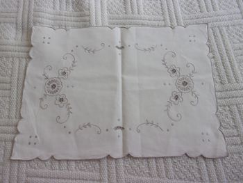 napperon brodé 43 x 32 cm