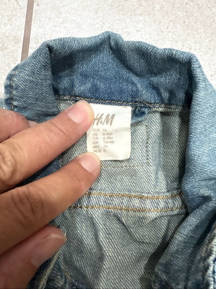 Veste en jean avec bonnet Timberland et t-shirt manche longue bébé taille 9 mois - photo numéro 5
