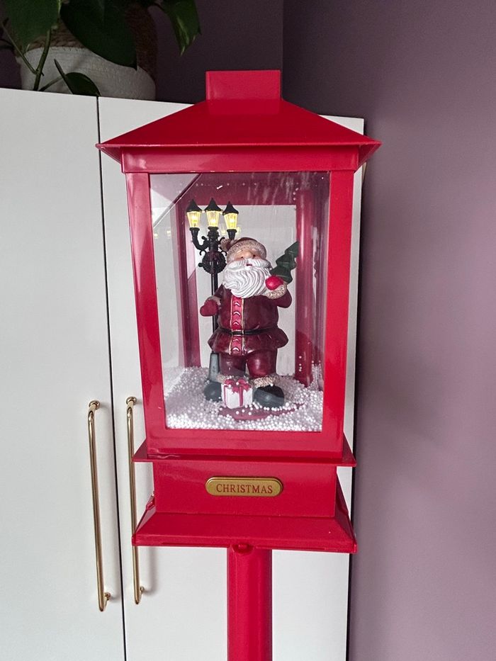 Grand lampadaire de Noël rouge 156 cm – musical avec neige - neuf en carton