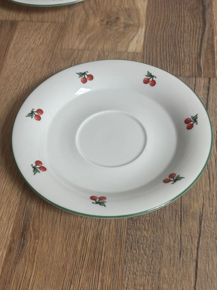 Ensemble de 4 grandes tasses à déjeuner et soucoupes en porcelaine Tables et couleurs cerises - photo numéro 7