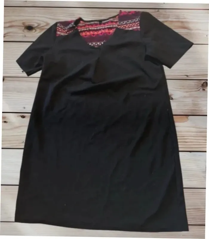 Robe noire ample taille 46, motifs aux épaules très bon état
