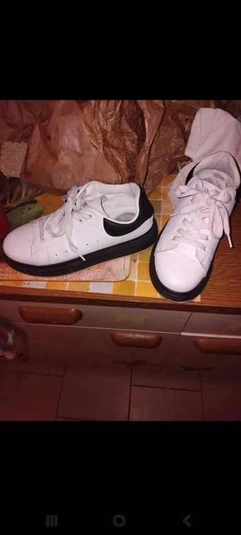 Baskets blanches avec details noirs