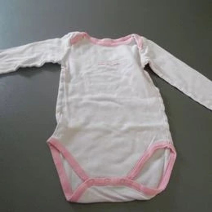 Lot de 3 Babygros et 5 Boddys 24 mois - photo numéro 8