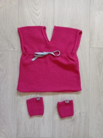 Robe framboise ruban gris avec guêtres laine Partner Phildar 6 mois