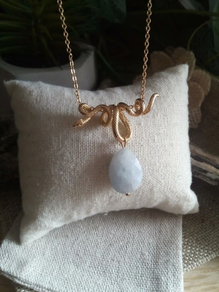 Collier pendentif serpent enroulé et pierres aigue marine