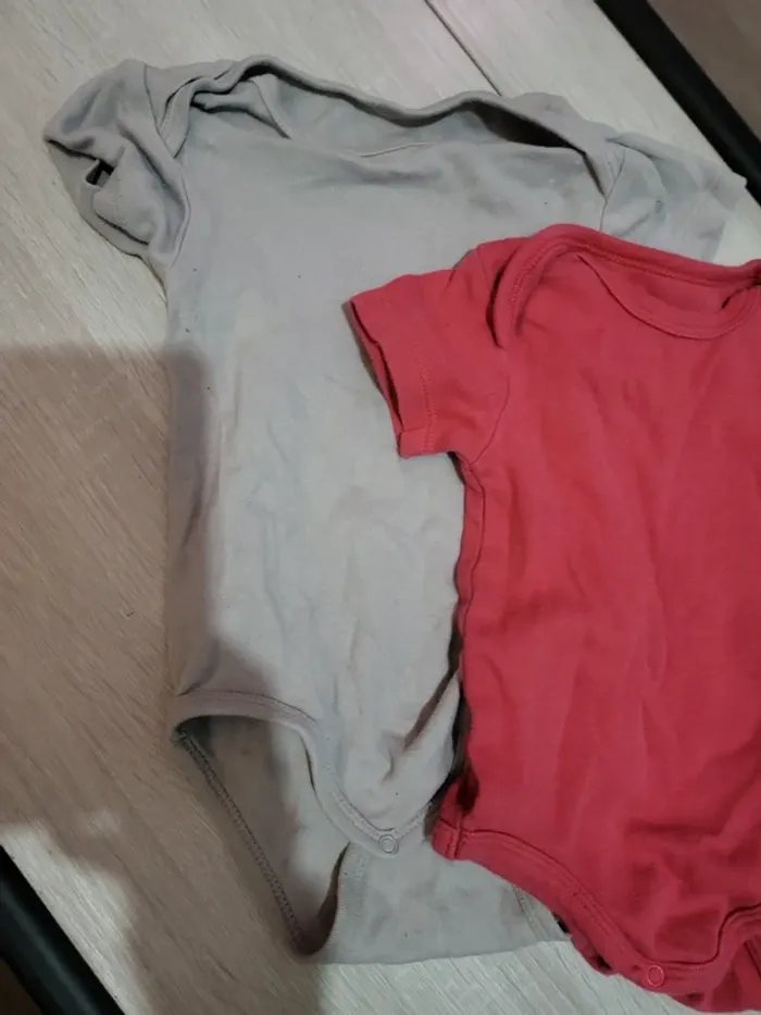 Lot 2 body 12 mois - photo numéro 2