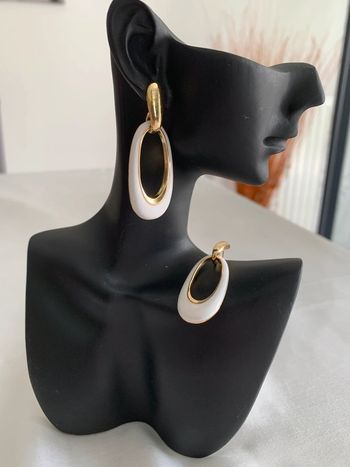 Boucles d’oreilles pendantes ovales blanches et dorées