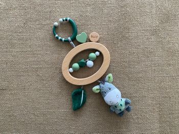 Mobile de poussette  jouet d'éveil pour bébé bois et silicone Hipp