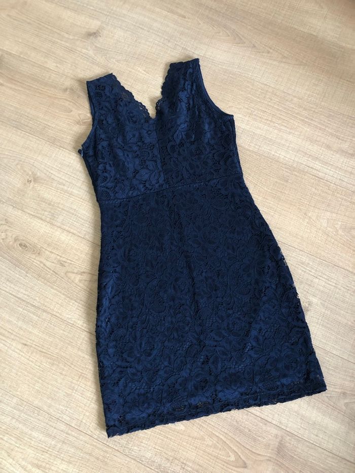Robe bleue marine en dentelle sans manches taille 38 excellent état - photo numéro 8