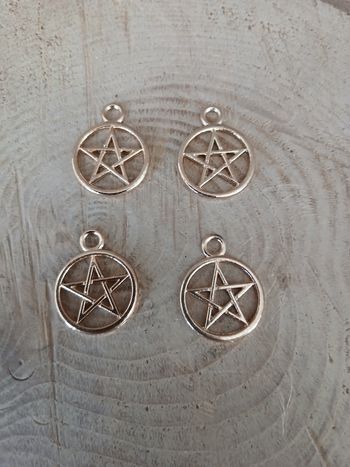Lot de 4 pendentifs pentagramme doré