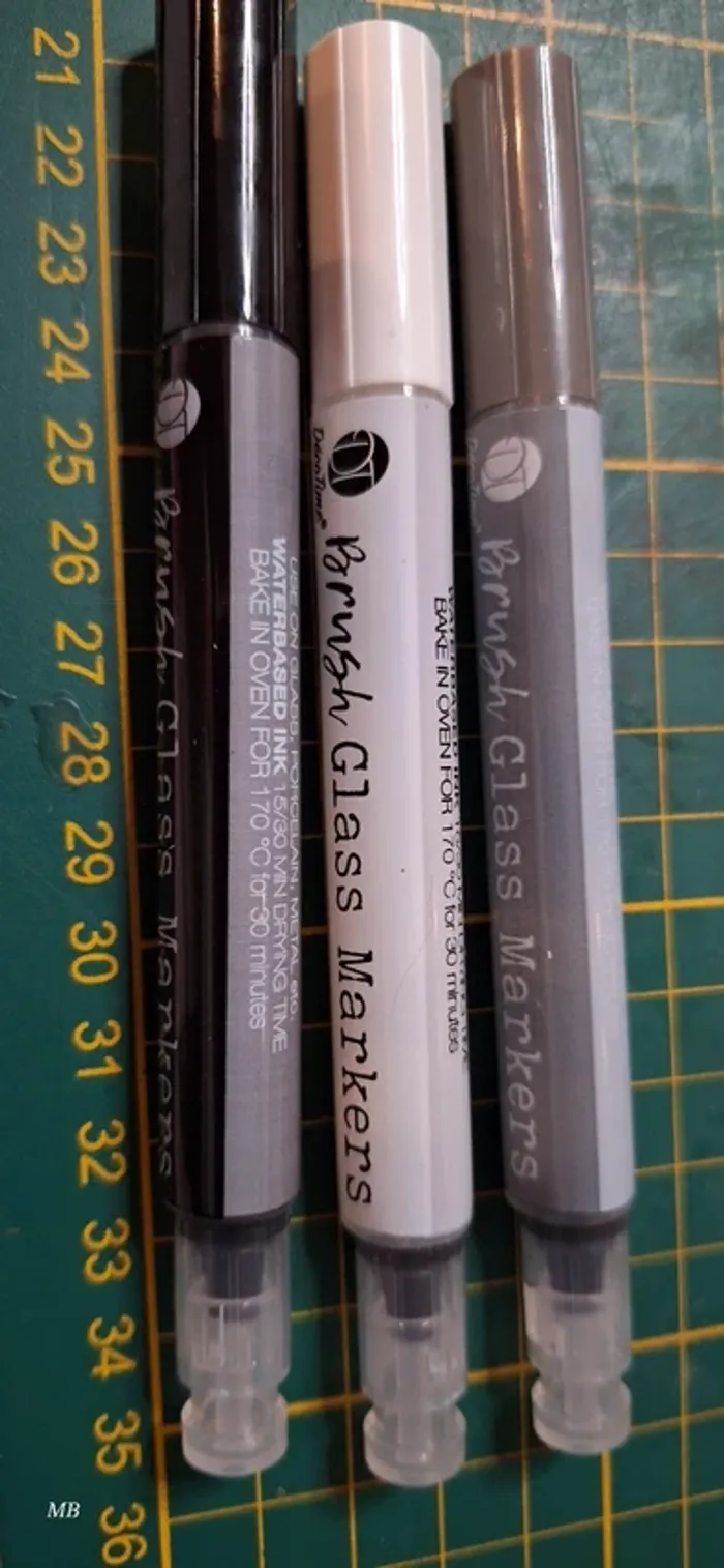 3 crayons brush glass markers noir blanc gris neuf
