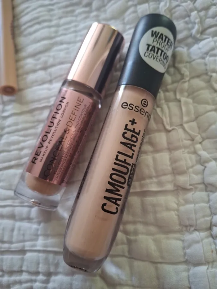 Lot de 2 anti cernes dont 1 tatoo cover Essence