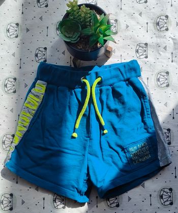 Short taille 3/4 ans