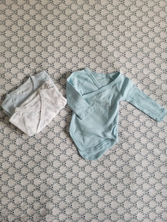 Lot bodies 1 mois - photo numéro 3