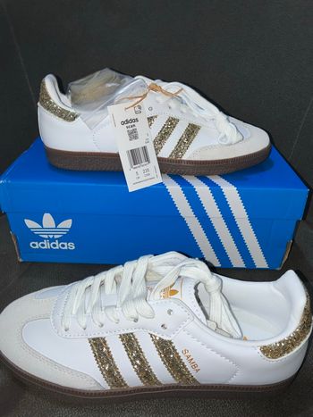 👟 Adidas Samba blanches à bandes dorée   