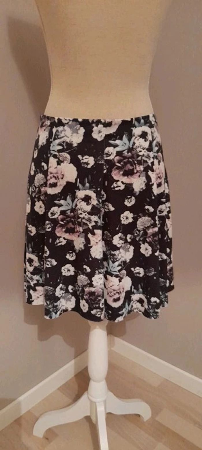 Jupe courte patineuse noire et fleurs pastels. Mim. T. 38