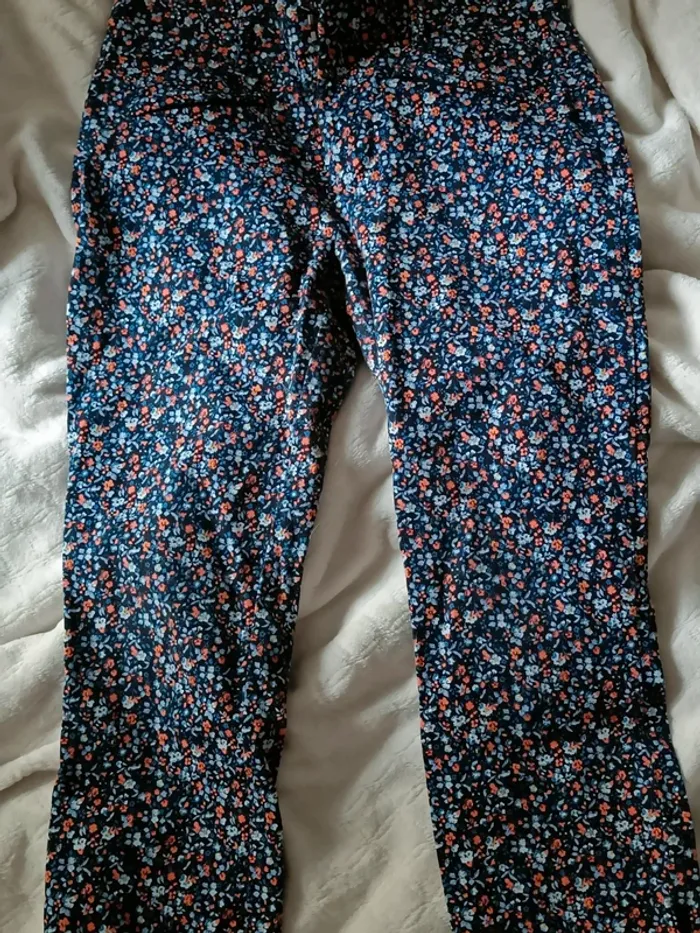 Pantalon court GAP fleurs bleues et oranges 38 slim
