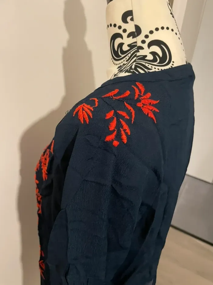 Haut blouse Caroll brodé - Bleu marine et rouge - Taille 36 🌸 - photo numéro 6