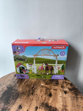 Enclos pour chevaux d'Hannah avec ruby la chienne Schleich 42458 neuf