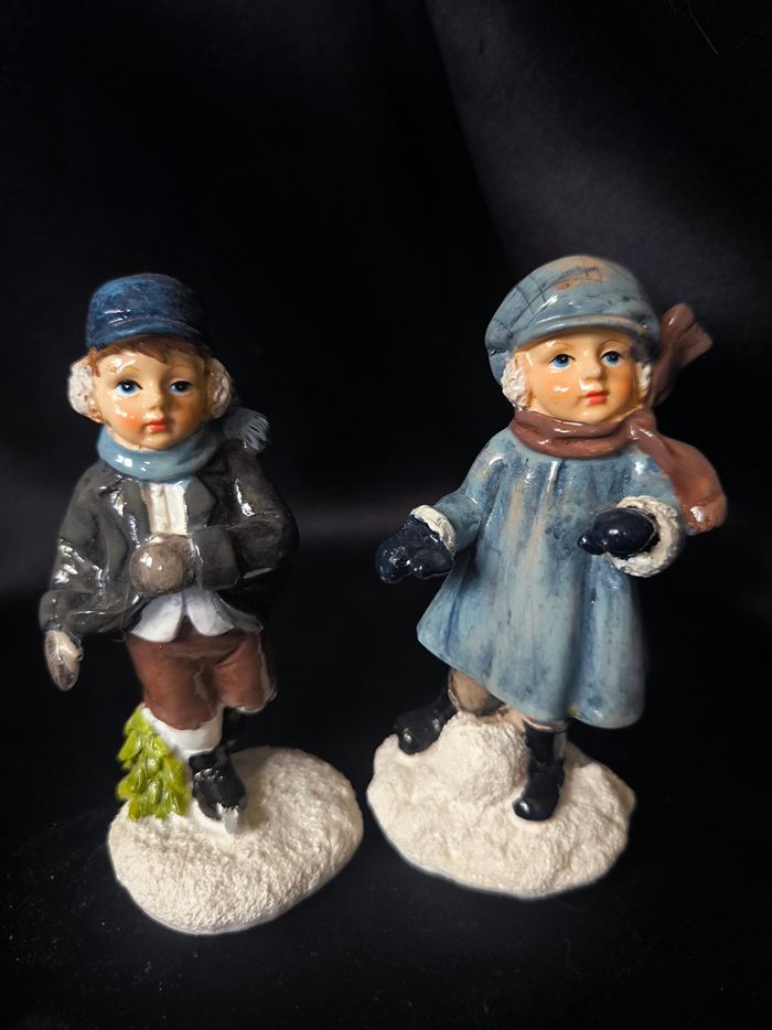 Lot de 2 charmantes figurines  décoration Noël enfants jouant céramique neuves
