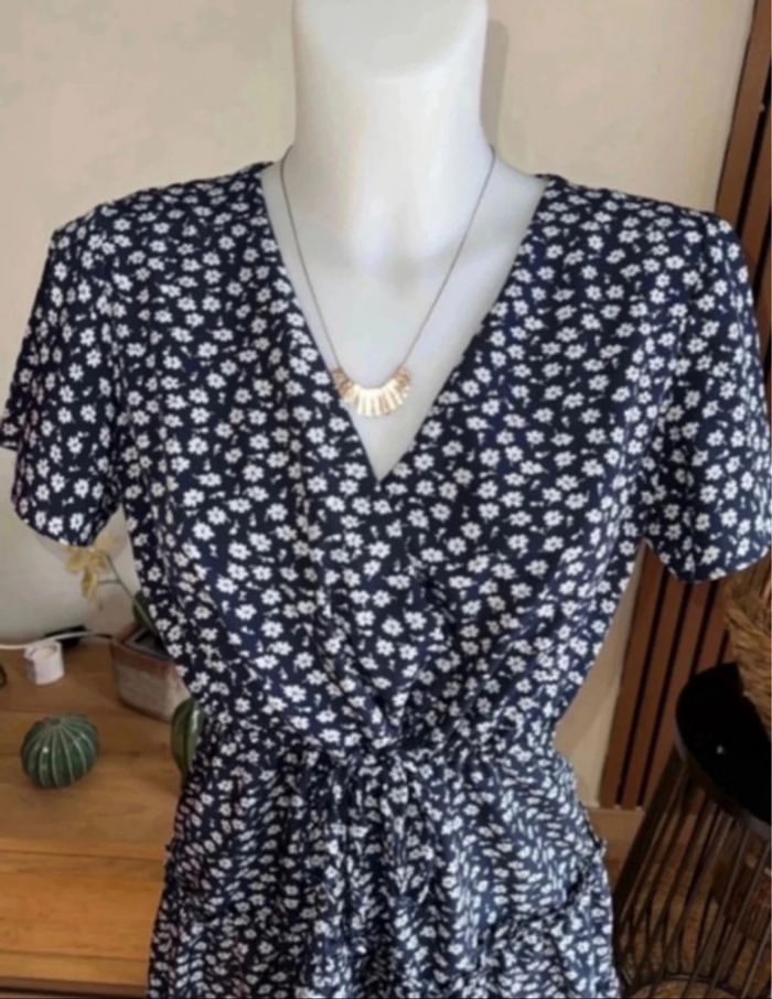 Robe bleu motif fleurs blanches - photo numéro 2