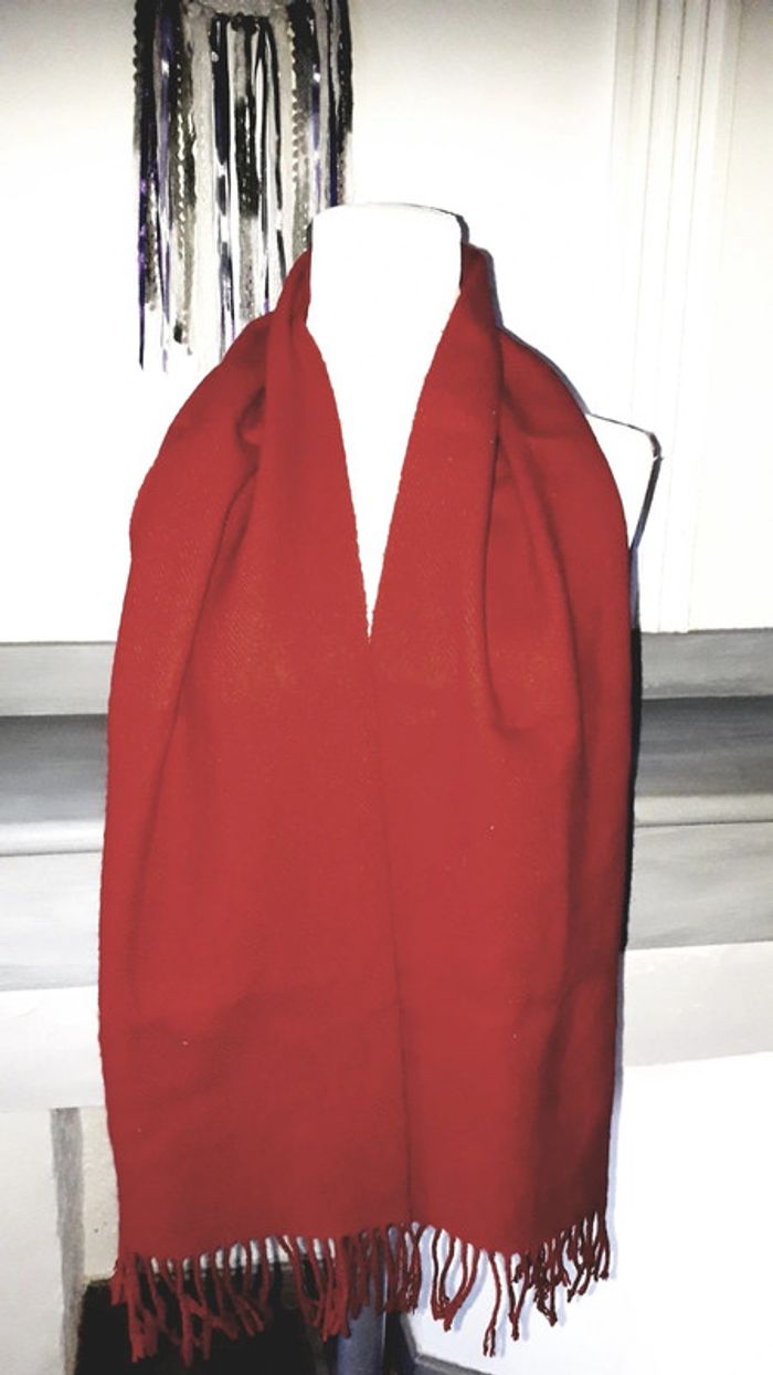 Echarpe rouge à franges