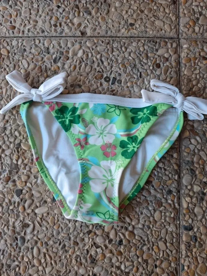 Bas de maillot de bain culotte verte blanche fleurs Hawaï roxy taille 3 ans