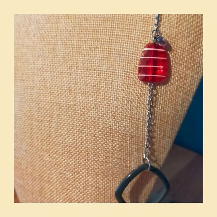 Collier long chaîne argentée et perles fantaisie rouges et grises - photo numéro 3
