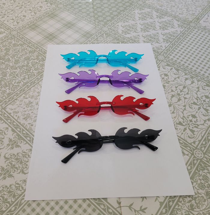 Lot de 4 paires lunettes flamme disco années 80 ! bleu, violet, rouge , noir.