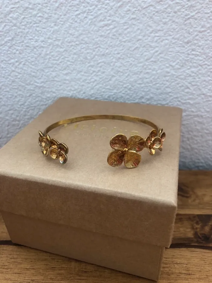 Bracelet jonc doré fleurs - photo numéro 2