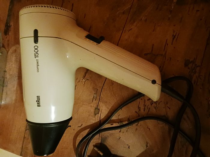 seche cheveux Bosch compact 1500 (l'embout ne tient pas bien)