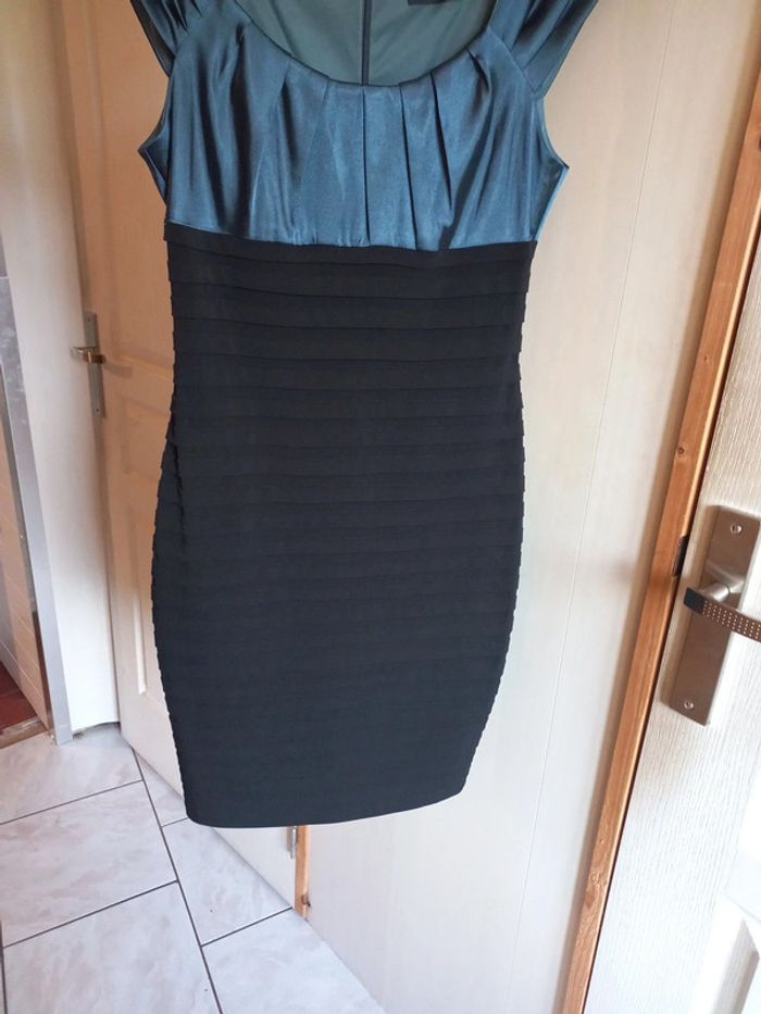 Robe noire et verte - photo numéro 3