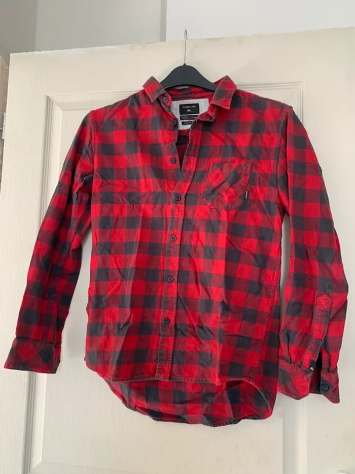 Chemise rouge à carreaux.
