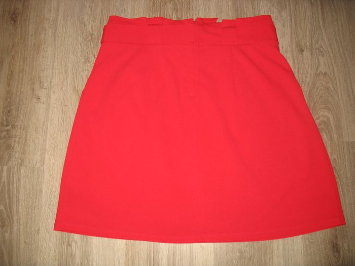 JUPE COURTE ROUGE "CACHE CACHE" - Taille 42 - n°05 - photo numéro 2