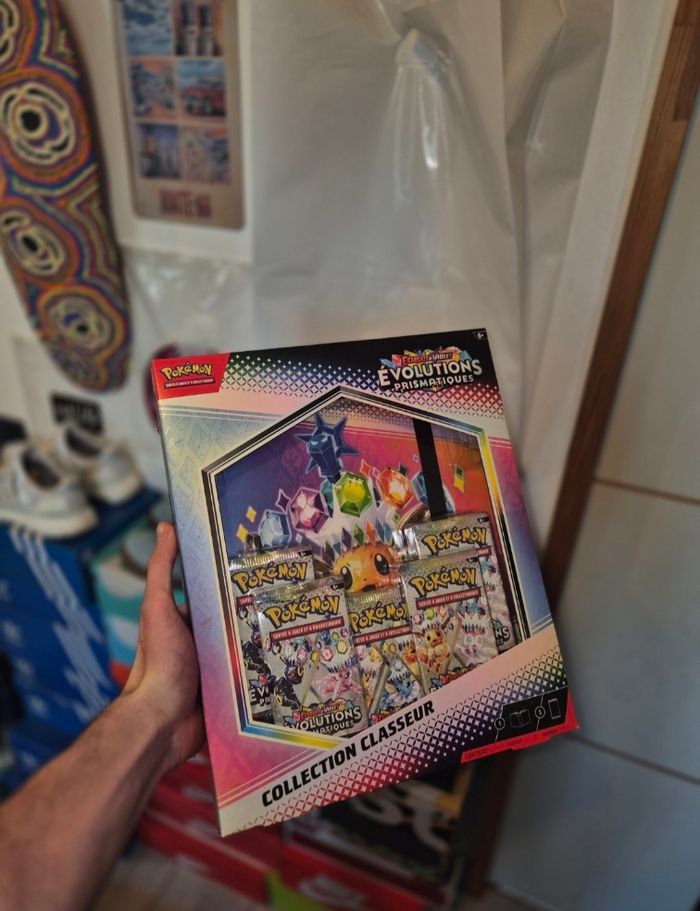 Pokémon Coffret Classeur EV8.5 Évolutions Prismatiques FR
