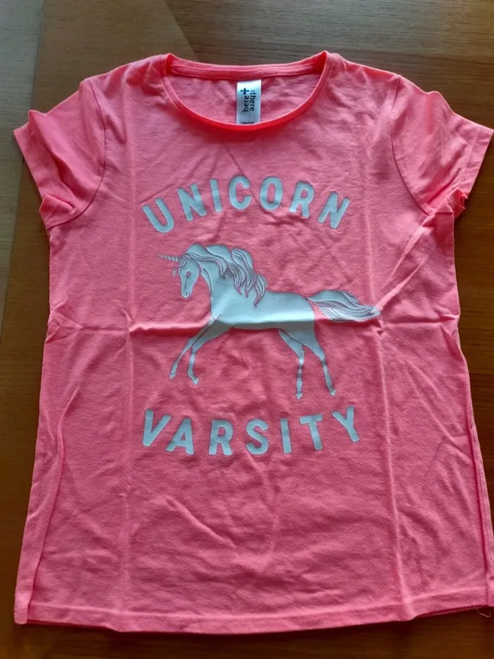 Tee-shirt C&A 16 ans en très bon état.