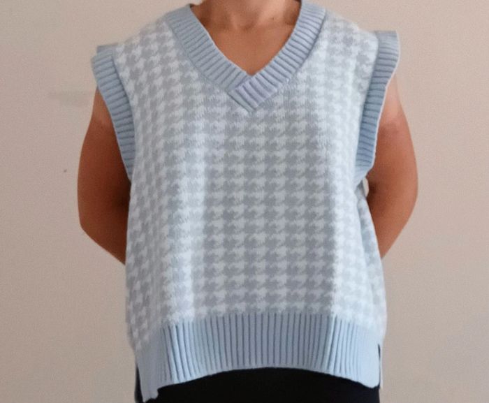 Pull / haut sans manches col en v