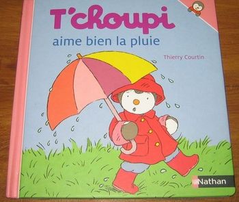 livre T'choupi Aime Bien La Pluie - Courtin Thierry en tres bon etat ref EC