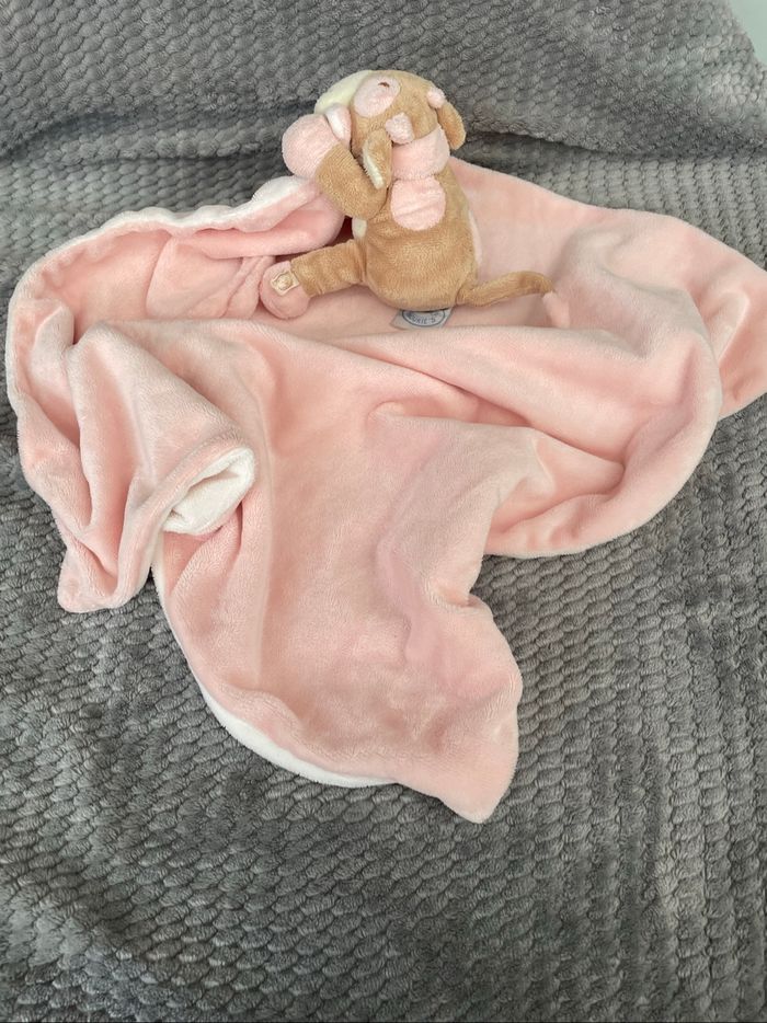 Doudou plat couverture vache Lola rose blanc beige fleur Noukie’s - photo numéro 2