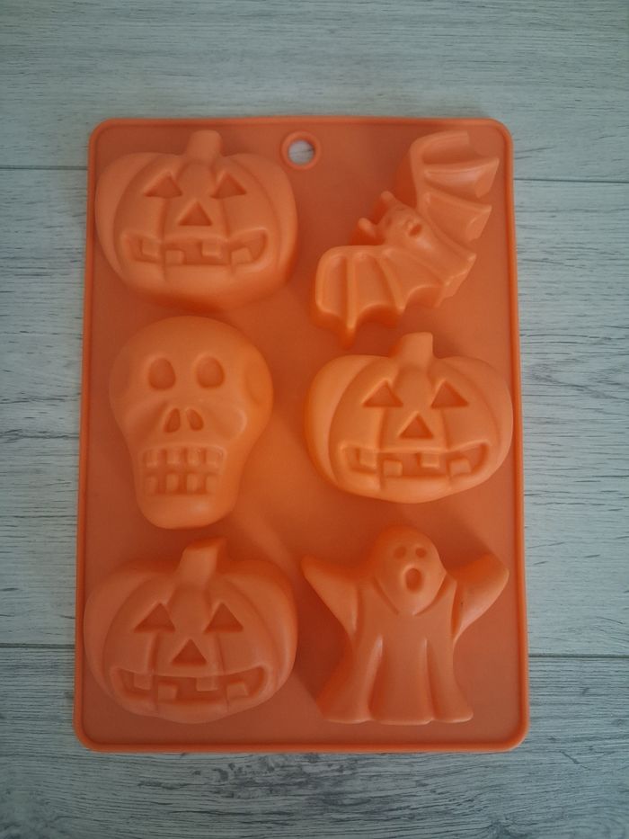Moule en silicone orange "Halloween" en tres bon etat
