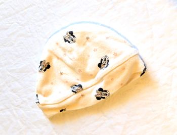 Petit Bonnet Disney Blanc Motif Dessins Têtes Minnie Etoiles Accessoire Petits Enfants Bébés